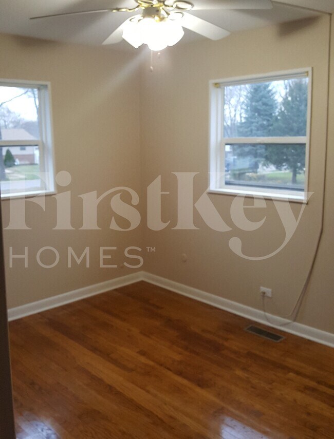 Building Photo - 424 W Moreland Ave