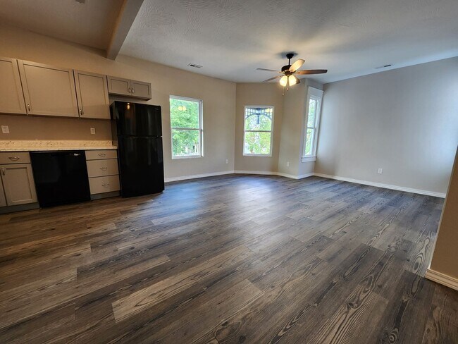 Building Photo - Spacious 2-Bedroom, 1-Bathroom Home AVAILA...