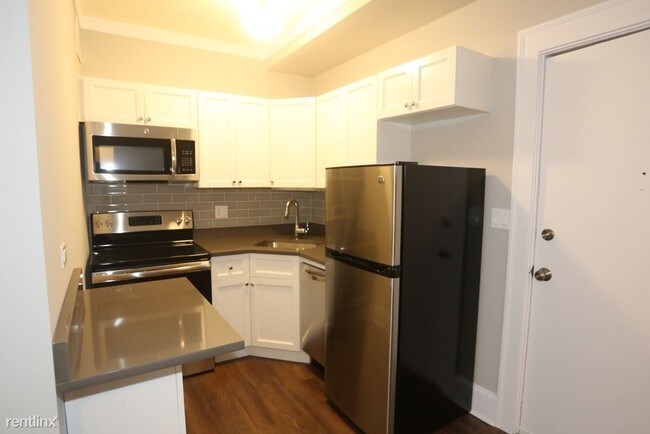 Foto del edificio - 817 W Lakeside Pl