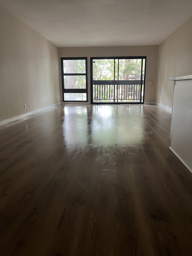 Foto del edificio - 8650 Gulana Ave