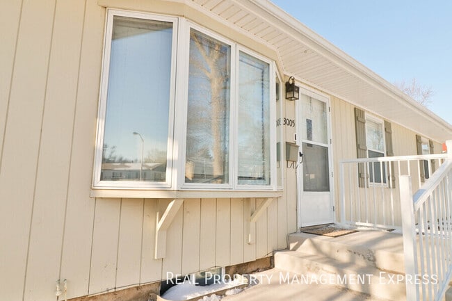 Building Photo - Spacious 2 Bedroom 2 Bath House with Bonus...