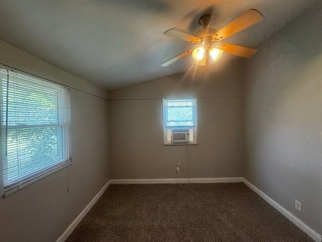Building Photo - Newly Available 3 Bedroom