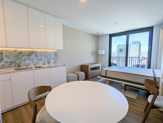Building Photo - New Fully Furnished High Floor luxurious S...