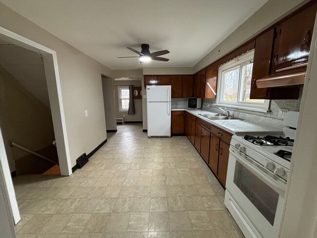 Building Photo - 3 Bedroom Home in Carnegie!