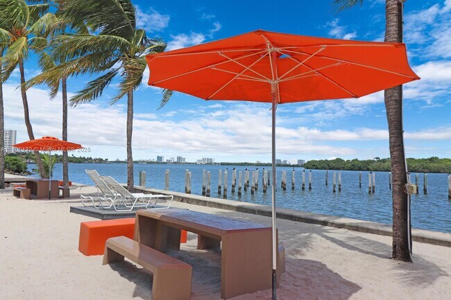 Foto del edificio - 750 NE 64th St