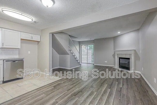 Building Photo - 106 NE Dogwood