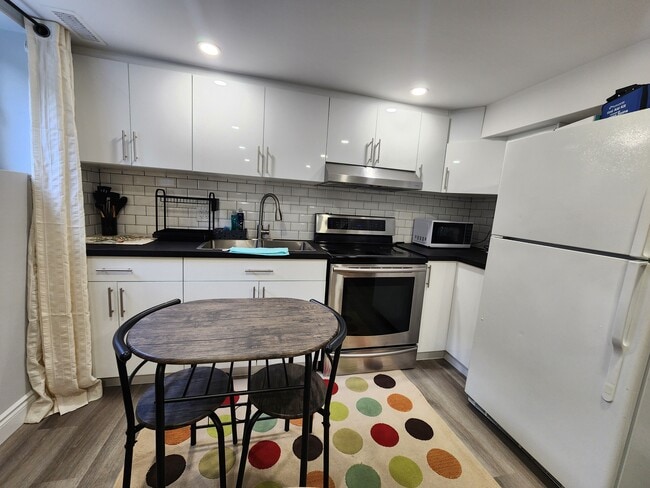 Nouvelle cuisine - 670 Millbank Dr