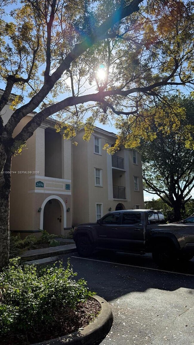 Foto del edificio - 2494 Centergate Dr