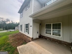 Building Photo - 1553 Bostwick Rd