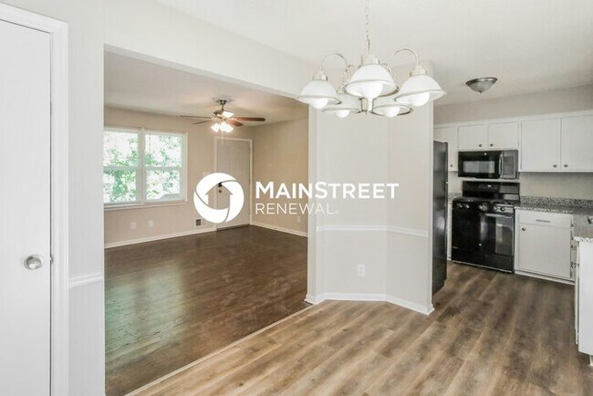 Building Photo - 3 Bedroom Pet-Friendly Home in Kansas City, MO with Main Street Renewal