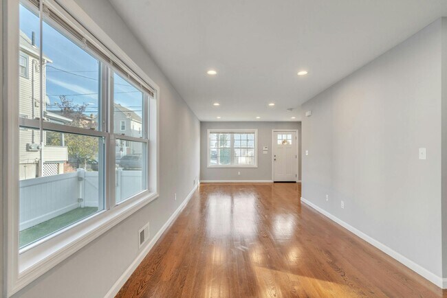 Building Photo - 86 E Clifton Ave