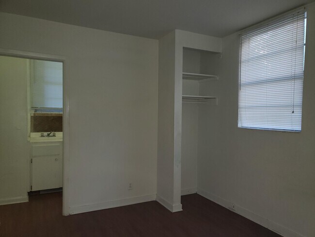 Building Photo - 1359 W 31st St