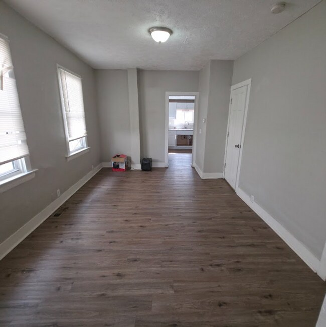 Foto del edificio - Multi Family Home 3 Bedroom and 1 Bath For Rent