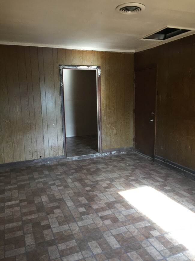 Building Photo - 3 bedroom
