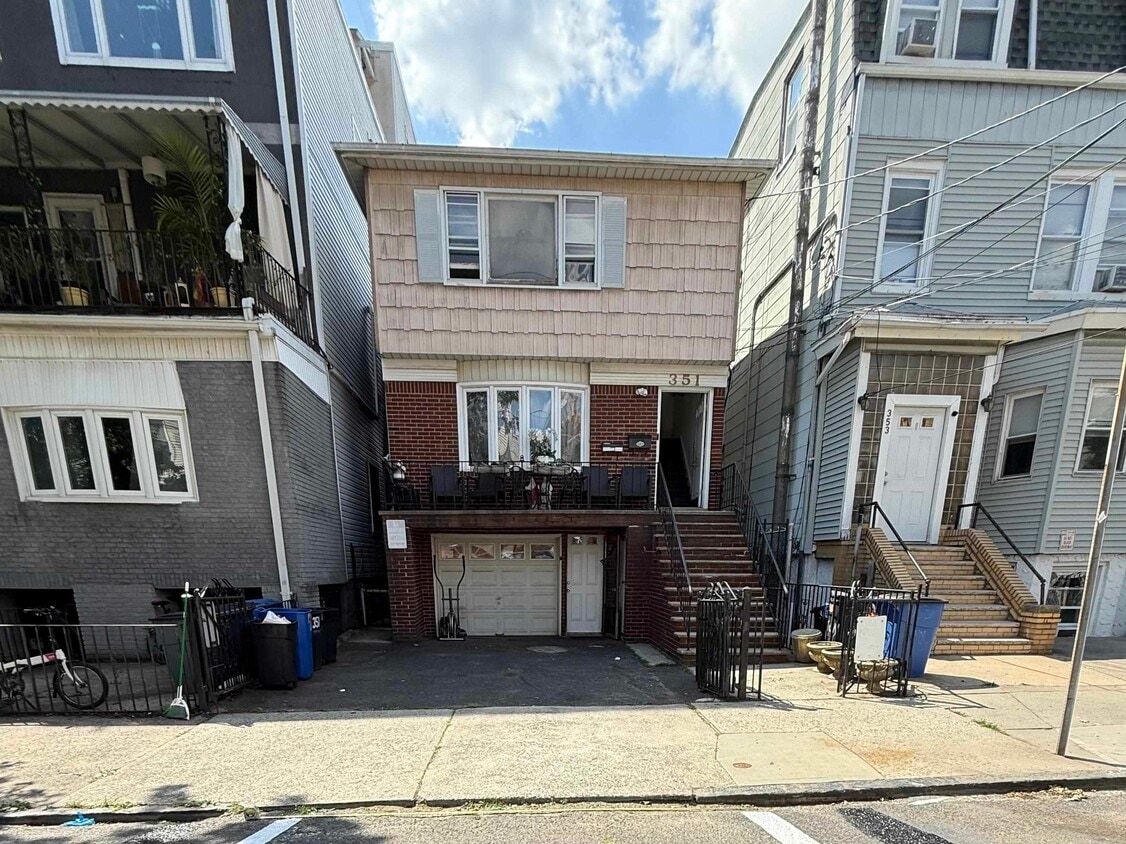 Primary Photo - 351 New York Ave