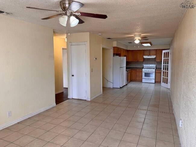 Building Photo - 1612 Phoenix Dr