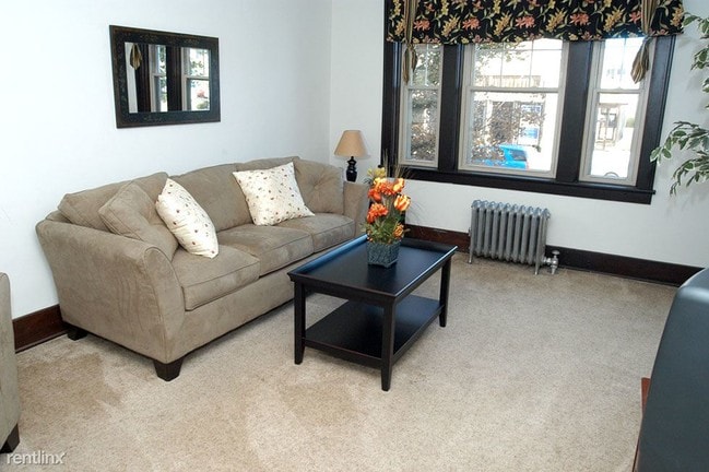 Building Photo - 2 br, 1 bath  - Main Jewett Apartments