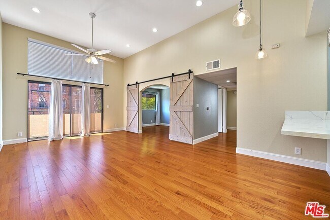 Building Photo - 326 S Manhattan Pl