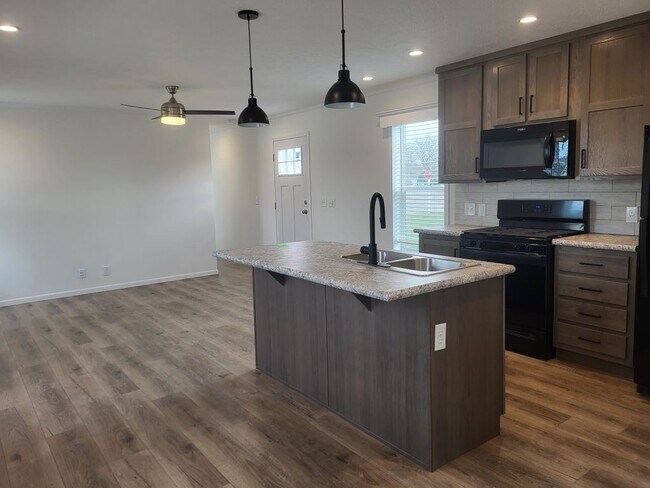 Building Photo - 3 Swan Ln