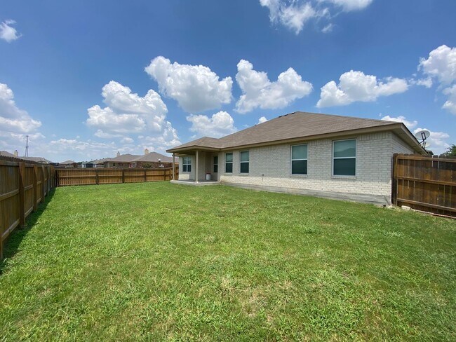 Building Photo - Huge 4 bedroom plus study house with gourm...