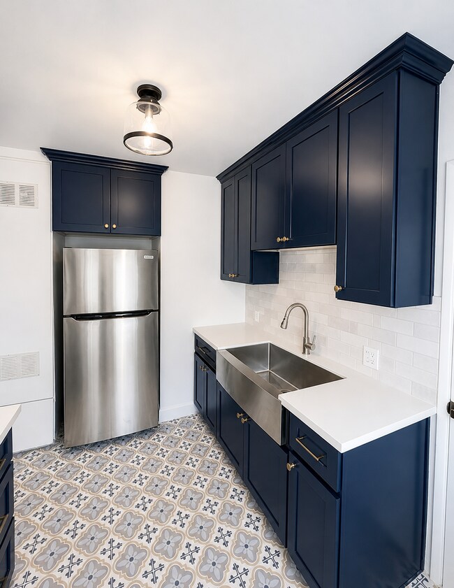 Foto del edificio - Remodeled 2BR in NoHo – New Kitchen, 2 Parking Spaces, Walk to NoHo West Mall