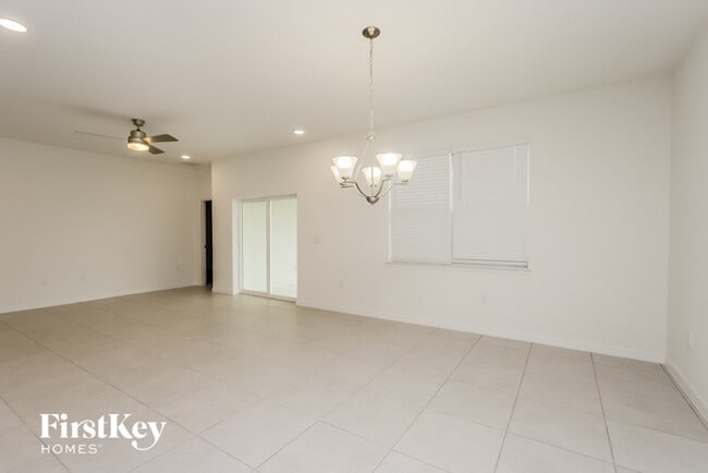 Building Photo - 352 Corbel Ln