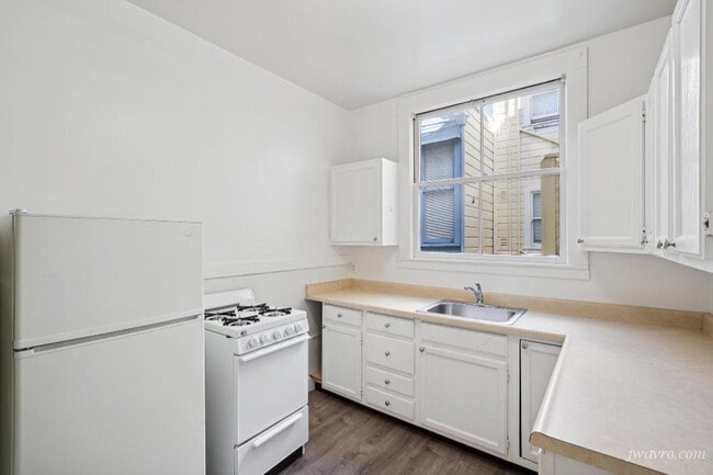 Building Photo - 2425 Fillmore St