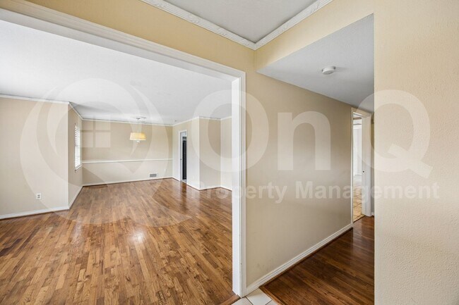 Foto del edificio - 9007 Sweetwater Dr