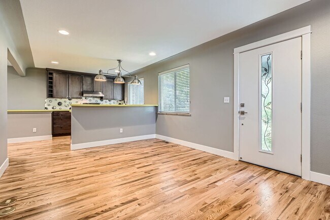 Foto del edificio - 4 Bed, 2 Bath Duplex in East Colfax – Brig...