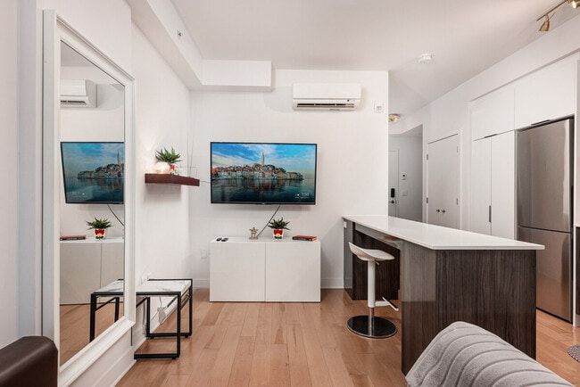 Building Photo - 2108 Boul. Saint-Laurent