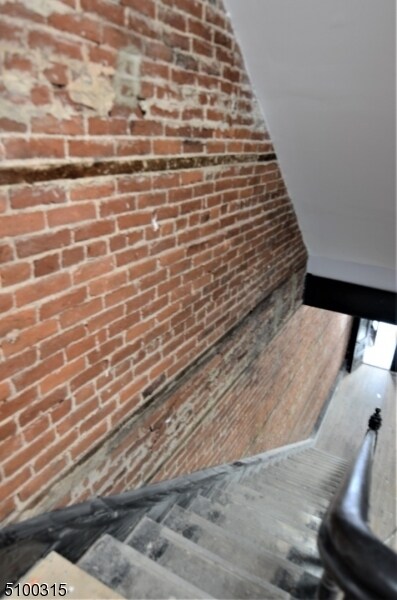 ahhhhh, exposed brick. - 154 S Main St