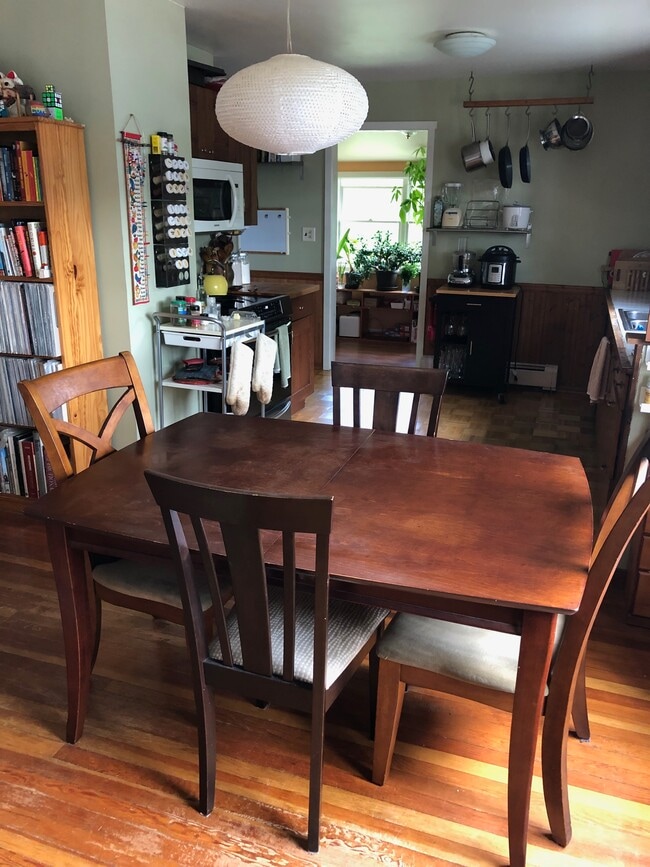Dining area - 295 E Main St