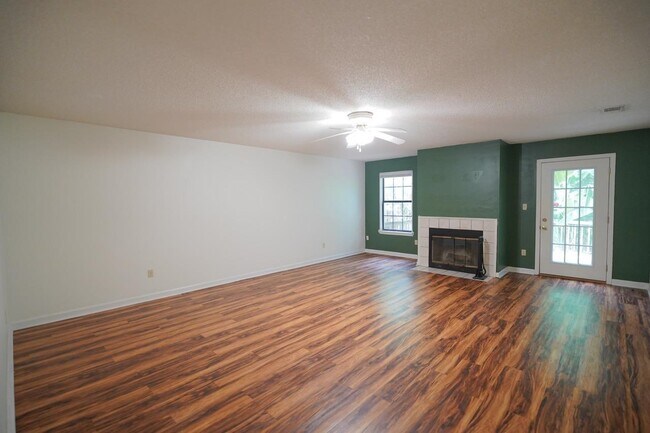 Foto del edificio - 828 Ashlyn Forest Dr