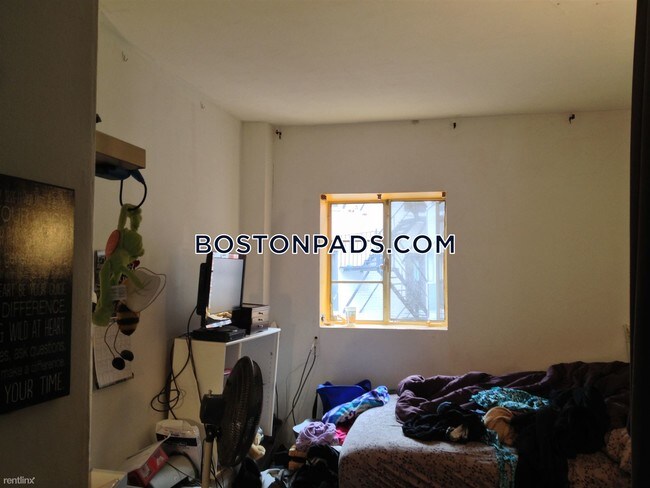 Building Photo - 212 Hemenway St