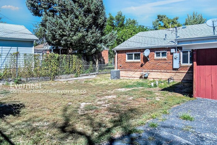 Primary Photo - 1050 Ash Ct