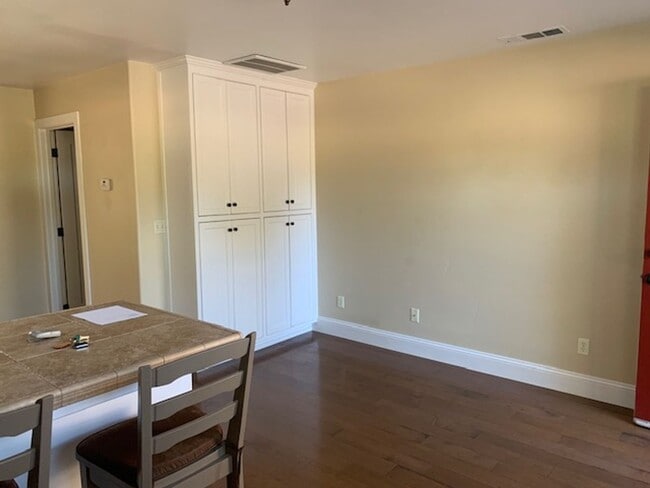Building Photo - R1920T
