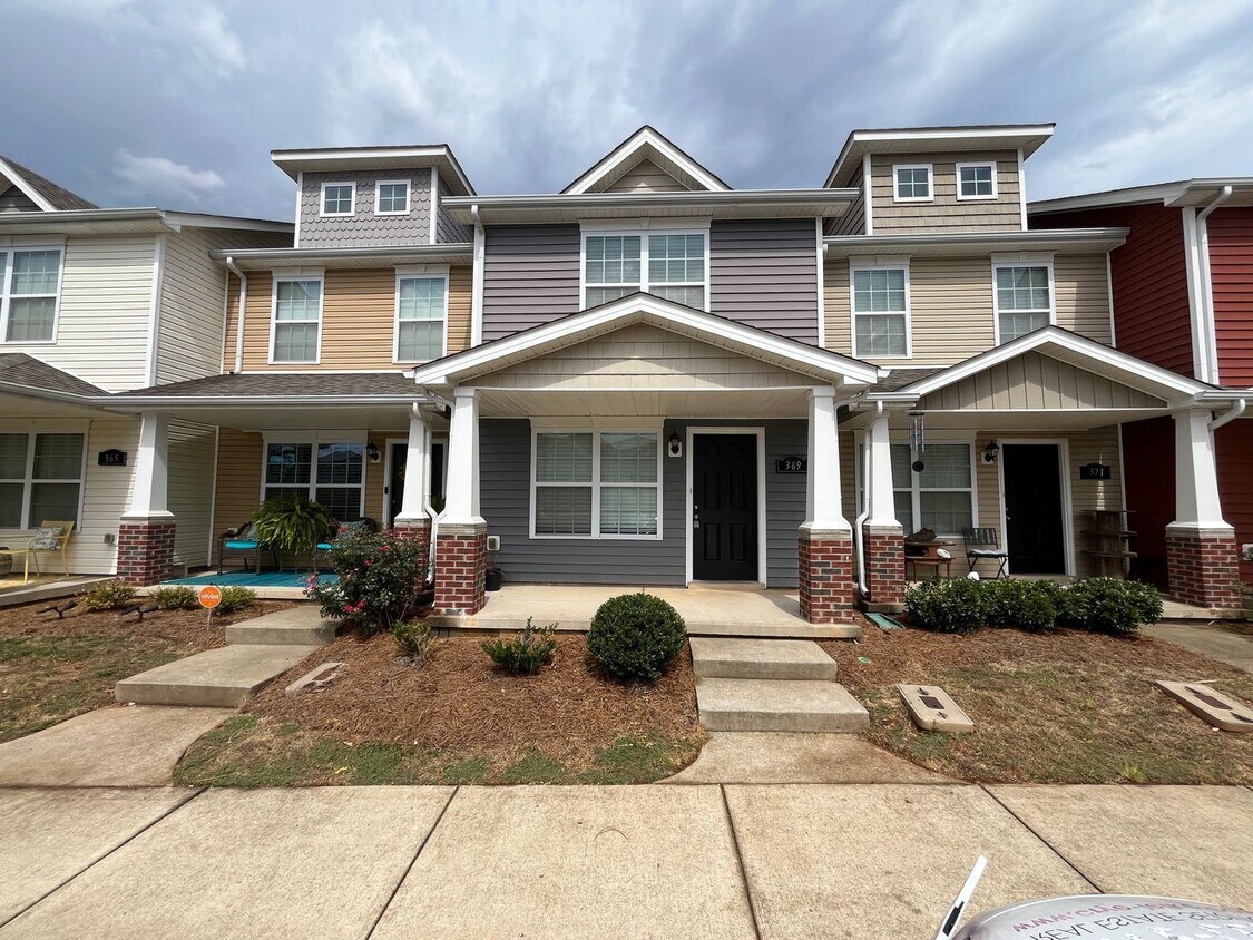 Foto principal - Lovely Townhouse Available Now!