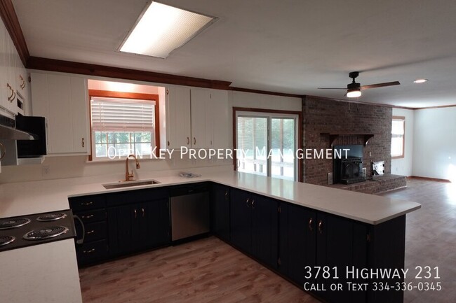 Foto del edificio - Stunningly updated 3-bedroom 3-bath ideal ...