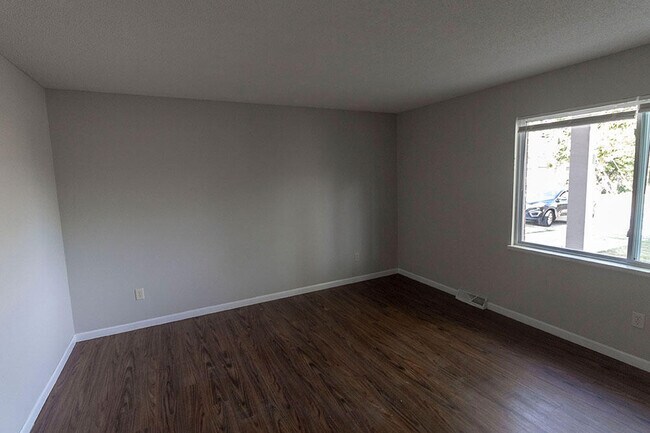 Foto del edificio - 1305 N Golf Blvd