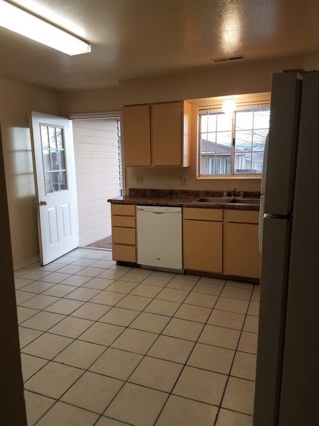 Building Photo - 3 Bedroom Condo With Pool and Views