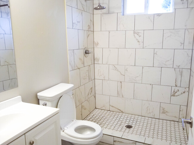 Bathroom offers a stunning tiling! - 122 NE Beech St