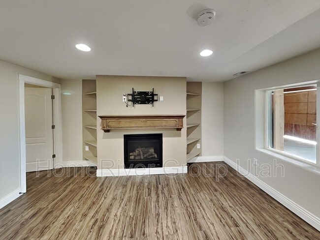 Building Photo - 6049 Bayshore Dr