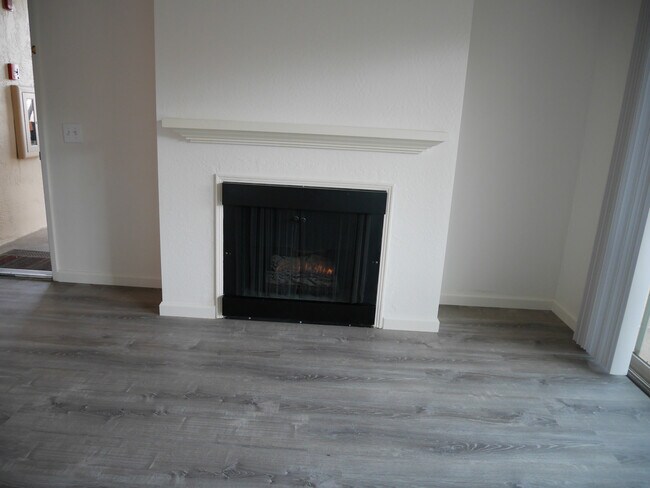 Foto del edificio - Golden Oaks Condo now available for rent!