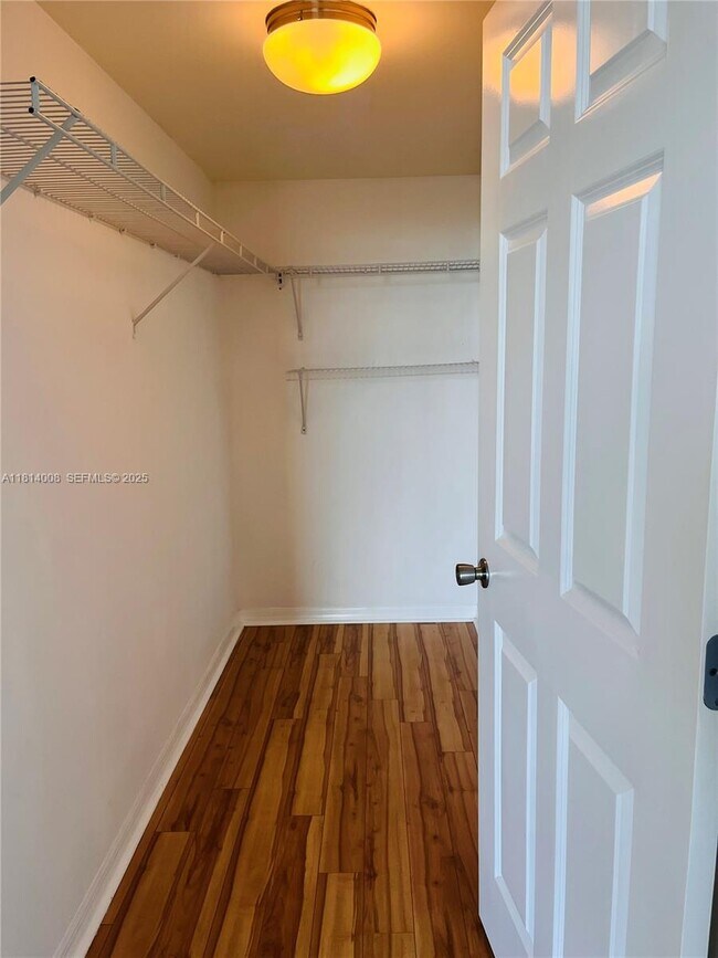 Foto del edificio - 900 SW 8th St