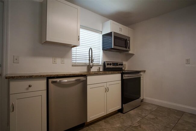 Building Photo - 217 Maple St W