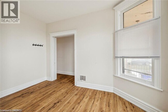 Photo du bâtiment - 51 Smith Ave