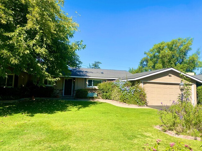 Building Photo - Charming 3/2 Cottage in Old Fig