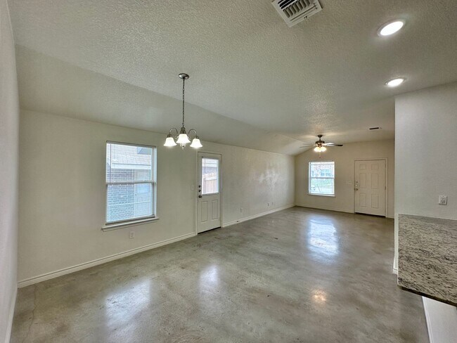 Foto del edificio - 6111 Amelia Earhart Blvd