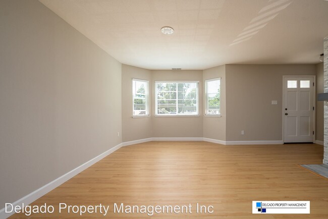 Building Photo - 2 br, 2.5 bath House - 738 Military East