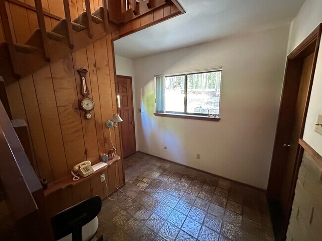 Building Photo - Stunning 3 Bedroom 2 Bathroom Home in Casc...